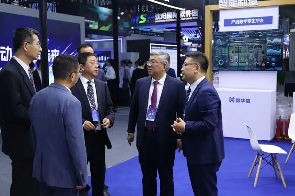 大連市人民政府常務(wù)副市長(zhǎng)邱寶林，遼寧省工業(yè)和信息化廳副廳長(zhǎng)王丹群，大連市工業(yè)和信息化局副局長(zhǎng)段洪濤等領(lǐng)導(dǎo)一行參觀信華信展位