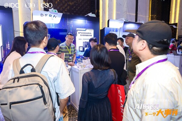 本次盛會得瑞領新還展示了旗下多款高性能企業(yè)級SSD產(chǎn)品及其創(chuàng)新存儲解決方案，涵蓋了金融、云計算、運營商等多領域的應用，憑其出色的性能和可靠性，吸引了眾多參會者的廣泛關(guān)注與熱烈交流。