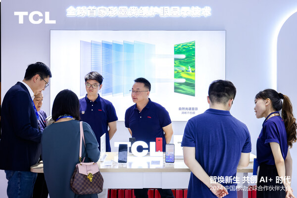 大會嘉賓體驗TCL彩墨護眼手機