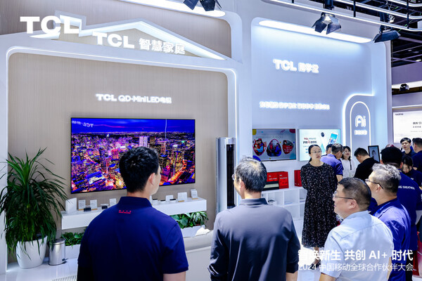 大會觀眾參觀TCL智慧家庭展區(qū)