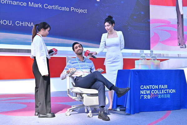 SGS&西昊歐洲版performance mark簽約儀式暨新品T6海外版發(fā)布會(huì)上，西昊T6智能人體工學(xué)椅大火，吸引全球各地采購(gòu)商試用