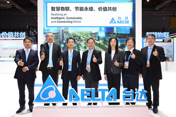 臺達(dá)副總裁暨首席可持續(xù)發(fā)展官周志宏先生（中）、中達(dá)電通總經(jīng)理宮鴻華先生（左三）、臺達(dá)中國可持續(xù)發(fā)展委員會(huì)主席吳美慧女士（右三）等多位主管參與進(jìn)博會(huì)，共襄盛舉。