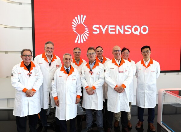 參觀Syensqo中國研究與創(chuàng)新中心時的合影。從左至右Avelino Corma, Michael Finelli, Karim Zaghib, Pascal Metivier, Ben Feringa, Jean-Christophe Castaing, Juan de Pablo, Jean-Francis Spindler, 郝曄