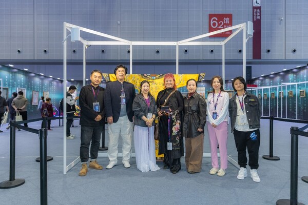 國寶級云錦織造宗師金文（左二）、策展人覺圓老師（左三）、榮海蘭爵士（居中）和其他工作人員現(xiàn)場合影