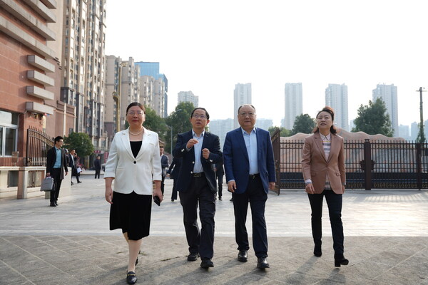 活動期間，黔南州委常委、都勻市委書記張麗芳（右一），以及黔南州委常委、州政府副州長吳學?。ㄗ笠唬┡c寧旻（右二）一同參觀都勻二中校園