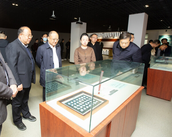 活動期間，白銀市副市長李敏娜（前排左三）與寧旻（左二）一同參觀會寧二中校史館