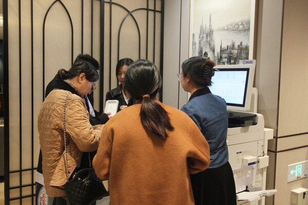 判判智能助教機器人亮相上海人工智能+教育論壇 教學(xué)工作加速升維