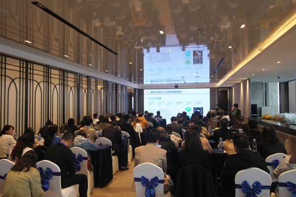 判判智能助教機器人亮相上海人工智能+教育論壇 教學(xué)工作加速升維