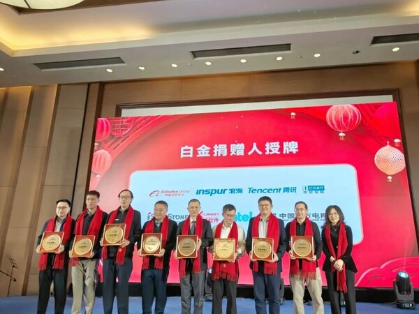 軟通動力高級副總裁、鴻湖萬聯(lián)CMO宋曉偉（左五）領(lǐng)取白金捐贈人證書