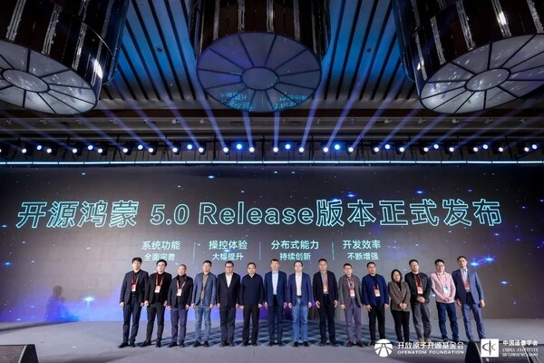 軟通動力助理副總裁、鴻湖萬聯(lián)CTO龔灼（右一）出席發(fā)布儀式