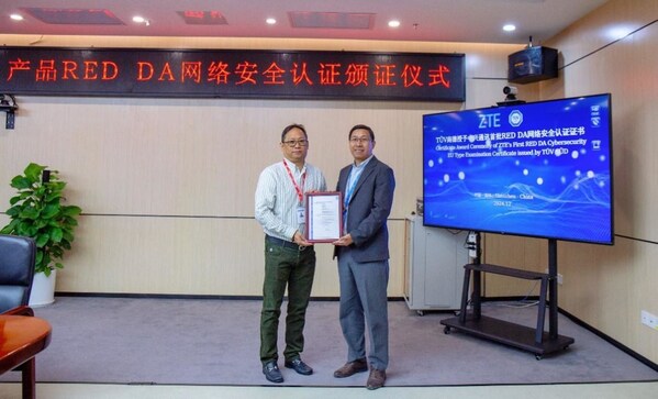 T&Uuml;V南德大中華區(qū)消費品服務(wù)部高級副總裁陳灝漩先生（左）向中興通訊數(shù)字能源產(chǎn)品經(jīng)營部規(guī)劃總工張長嶺先生（右）頒發(fā)證書