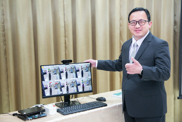 擷發(fā)科技董事長楊健盟首次正式展示與聯(lián)發(fā)科共同合作的工業(yè)級Genio AI物聯(lián)網(wǎng)平臺。