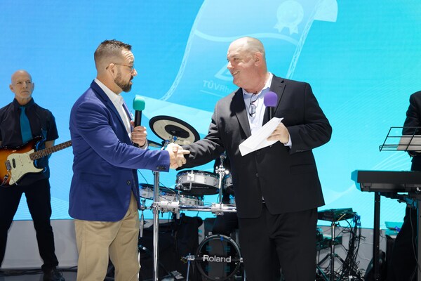 T&Uuml;V萊茵在CES為Aiper Scuba X1 Pro Max泳池清潔機(jī)器人頒發(fā)四份證書