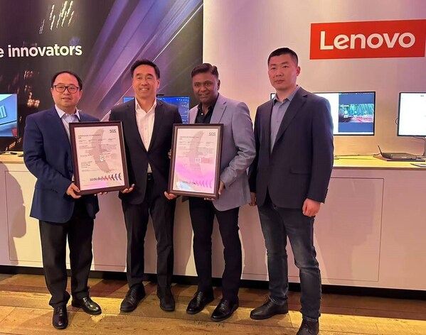 SGS在國(guó)際消費(fèi)電子展授予聯(lián)想一體機(jī)和筆記本產(chǎn)品高性能認(rèn)證證書。合影從左至右：聯(lián)想集團(tuán)臺(tái)式業(yè)務(wù)高級(jí)總監(jiān)杜春海、SGS互聯(lián)與產(chǎn)品事業(yè)群北美業(yè)務(wù)總監(jiān)Jay Suh、聯(lián)想集團(tuán)副總裁兼臺(tái)式業(yè)務(wù)總經(jīng)理Sanjeev Menon、清聽(tīng)聲學(xué)董事長(zhǎng)栗振