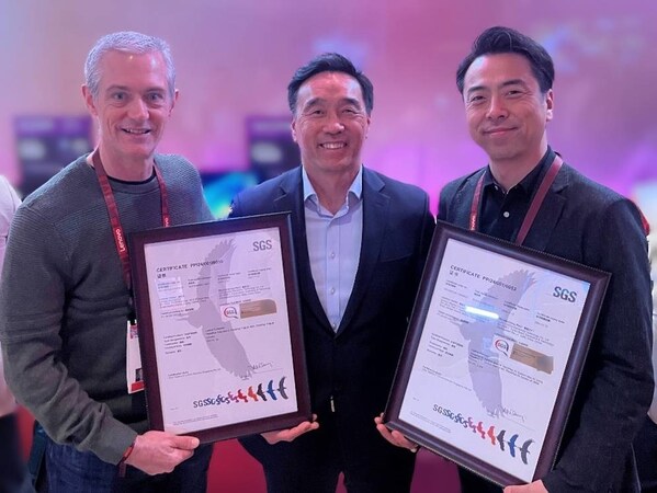 SGS在CES授予聯(lián)想一體機(jī)和筆記本產(chǎn)品高性能認(rèn)證證書。合影從左至右：聯(lián)想集團(tuán)商用筆記本事業(yè)部高級(jí)總監(jiān)Thomas Butler、SGS互聯(lián)與產(chǎn)品事業(yè)群北美業(yè)務(wù)總監(jiān)Jay Suh、聯(lián)想集團(tuán)副總裁兼商用筆記本事業(yè)部研發(fā)總經(jīng)理Yasumichi Tsukamoto