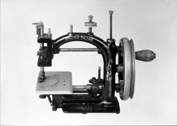 鏈鎖縫縫紉機"昭三式縫紉機"，商標被命名為"BROTHER"