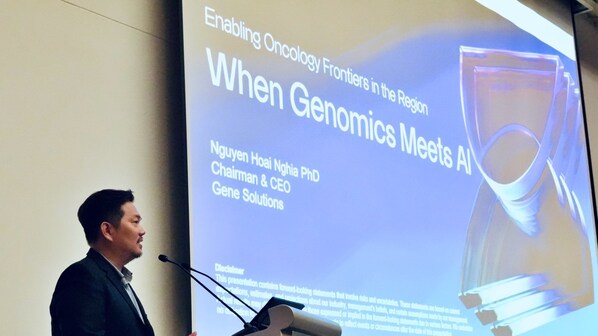 Nguyen Hoai Nghia 博士在 2025 年 1 月于新加坡交易所會議廳舉辦的 “亞洲個性化癌癥護理：推進基因組學與AI” 活動中宣布 SPOT-MAS 肺部檢測的性能表現。