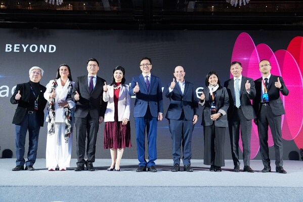 （從左至右）HGC環(huán)電集團ICT業(yè)務(wù)、技術(shù)方案及產(chǎn)品營運總裁黃振華、思科全球資深副總裁兼亞太、日本及大中華區(qū)客戶體驗事業(yè)部總經(jīng)理 Jacqueline Guichelaar、香港特別行政區(qū)立法會議員 （科技創(chuàng)新界）邱達根、思科香港、澳門及華南區(qū)總經(jīng)理封小韻、香港特別行政區(qū)政府創(chuàng)新科技及工業(yè)局局長孫東教授，JP、思科亞太、日本和大中華區(qū)總裁Dave West、香港警務(wù)處網(wǎng)絡(luò)安全及科技罪案調(diào)查科高級警司（網(wǎng)絡(luò)安全、法理鑒證及訓(xùn)練）（網(wǎng)絡(luò)安全及科技罪案調(diào)查科）梁靄琳女士、思科大中華區(qū)行政總裁黃志明、HKT商業(yè)客戶業(yè)務(wù)總處企業(yè)方案及新興科技高級副總裁黃港生，共同主持開幕典禮。