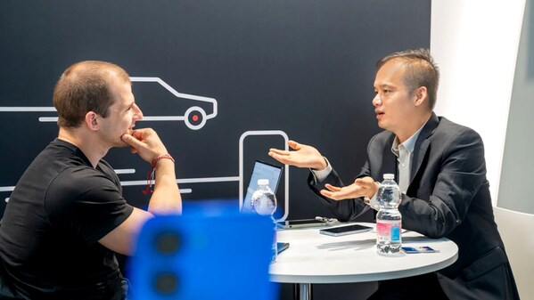 魅族董事顧彬彬在MWC25上宣布：魅族攜Flyme AI生態(tài)系統(tǒng)重返全球市場(chǎng)