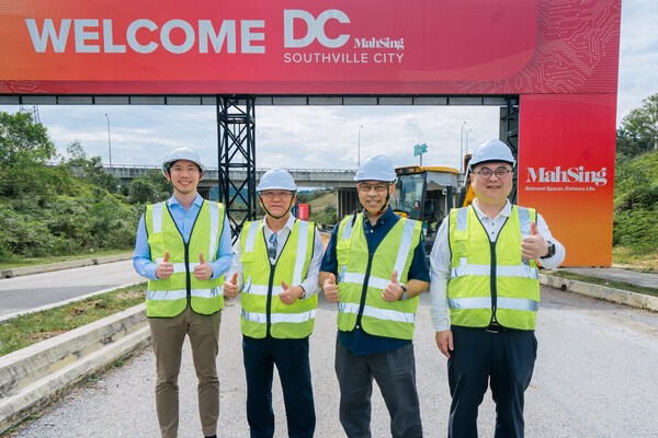 馬星集團(tuán)副首席執(zhí)行員兼執(zhí)行董事梁津浩（左一）和Front Connect Sdn. Bhd. (FCSB)首席執(zhí)行員Mansor Mohd Kassim（右二）為連接Mah Sing DC Hub@Southville City與賽城的專用光纖干線主持奠基儀式。儀式由馬星集團(tuán)創(chuàng)辦人兼集團(tuán)董事經(jīng)理丹斯里拿督斯里梁海金（左二）和FCSB董事孫建煒見證。