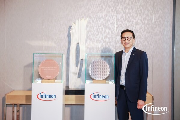 英飛凌科技全球高級副總裁及大中華區(qū)總裁、英飛凌科技消費、計算與通訊業(yè)務(wù)大中華區(qū)負(fù)責(zé)人潘大偉參觀兩款首次于國內(nèi)進(jìn)行實體展示的晶圓