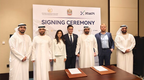 右起：謝赫&middot;薩利姆（Sheikh Salim），晶泰科技戰(zhàn)略投融資總監(jiān)Axel Leven，謝赫&middot;哈馬德（Sheikh Hamad), 2031愿景全球戰(zhàn)略伙伴中心主席Jeson Zheng，晶泰科技高級總監(jiān)王汝予，謝赫&middot;哈馬德辦公室 CEO布雷爾&middot;阿拉梅里（Bureir Alameri），謝赫&middot;阿卜杜拉（Sheikh Abdullah）