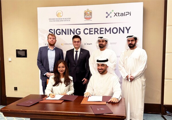 謝赫&middot;哈馬德辦公室代表Bureir Alameri與晶泰科技代表王汝予在多位謝赫的見證下正式簽署合作協(xié)議