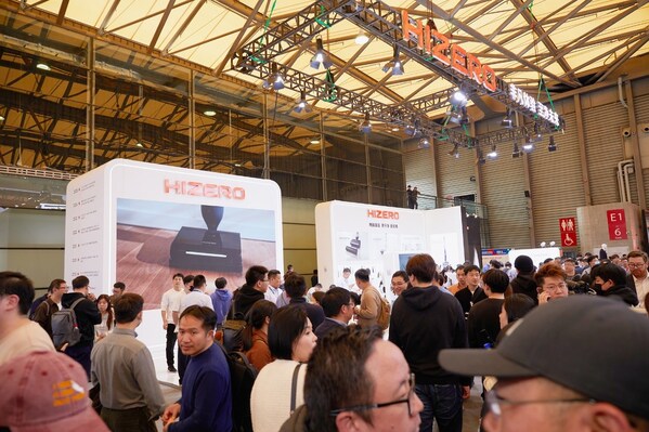 HIZERO展臺(tái)現(xiàn)場(chǎng)熱鬧的人群