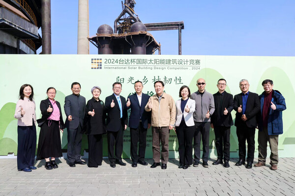 嘉賓于2025臺達(dá)杯國際太陽能建筑設(shè)計(jì)競賽啟動會現(xiàn)場合影。（左至右）臺達(dá)中國公共事務(wù)部高級總監(jiān)吳美慧、北京首鋼建設(shè)投資有限公司城市更新推廣總監(jiān)袁芳、中國建筑設(shè)計(jì)研究院總工程師仲繼壽、國家住宅工程中心主任張磊、臺達(dá)中國公益事業(yè)部總監(jiān)陳奕祥、北京首鋼建設(shè)投資有限公司總經(jīng)理助理白寧、中國工程院院士崔愷、中國建設(shè)科技集團(tuán)中央研究院院委會辦公室主任孫金穎、中國建筑設(shè)計(jì)研究院總建筑師柴培根、中國建筑設(shè)計(jì)研究院副總經(jīng)理景泉、國家住宅工程中心低碳建筑技術(shù)研究所所長鞠曉磊、國家住宅工程中心副總建筑師曾雁。