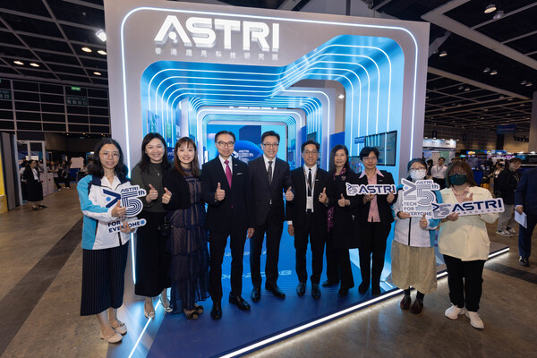 圖為應科院董事局主席李惠光工程師(左四)、應科院署理行政總裁及首席營運官莊偉泉工程師(右五)及團隊，歡迎創(chuàng)新科技及工業(yè)局局長孫東教授(左五)、創(chuàng)新科技及工業(yè)局副局長張曼莉女士(左三)及香港貿(mào)發(fā)局助理總裁古靜敏女士(右四)參觀應科院展位 (編號：3C-E03)。