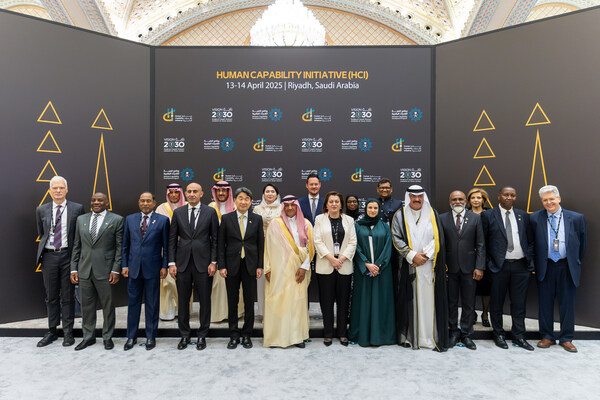 作為HCI活動的內(nèi)容之一，全球20位部長齊聚利雅得，參加了一場關于人類能力發(fā)展的部長級圓桌會議