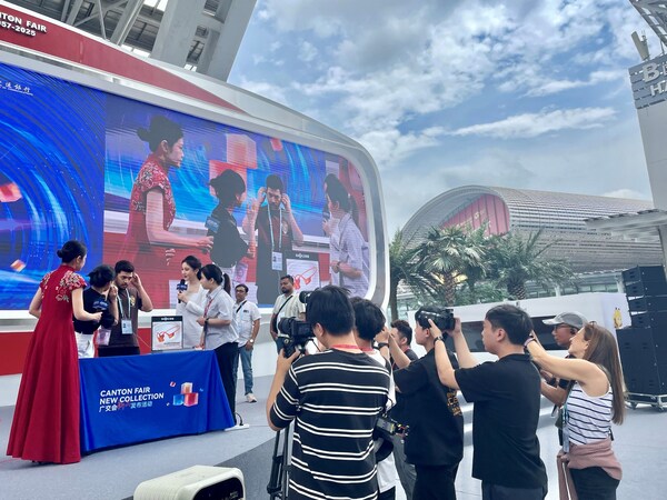 廣交會(huì)現(xiàn)場(chǎng)采購(gòu)商體驗(yàn)韶音運(yùn)動(dòng)耳機(jī)