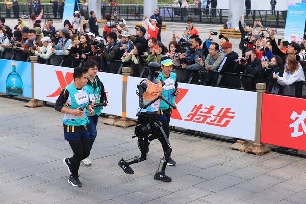 特步助力全球首個人形機器人半馬成功舉辦 探索