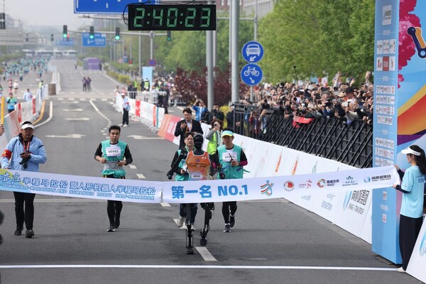 特步助力全球首個人形機器人半馬成功舉辦 探索