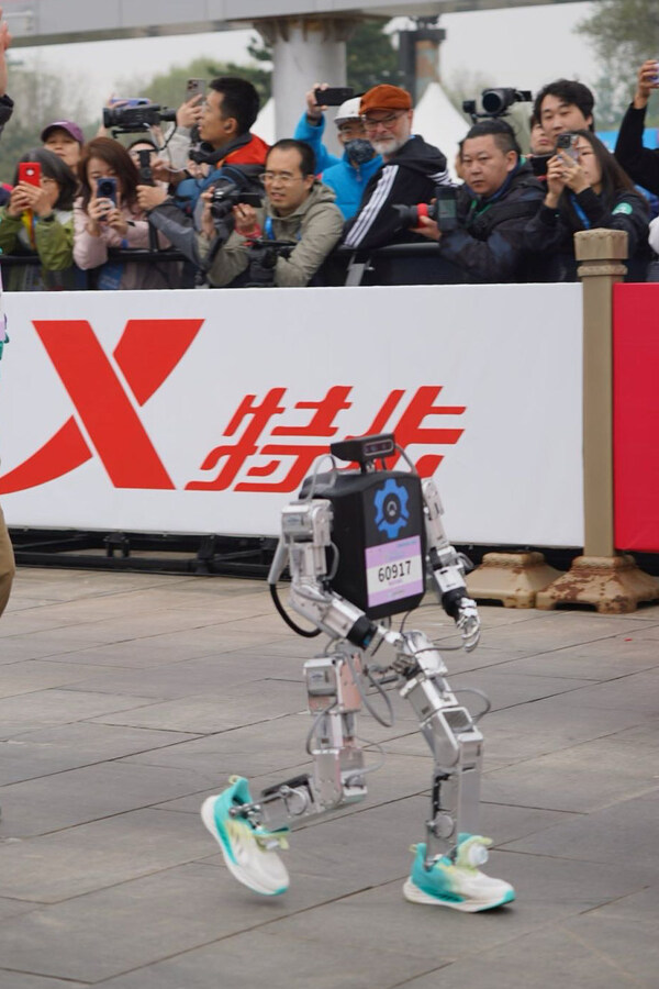 “海派機器人”腳穿特步鞋在賽道上奔跑