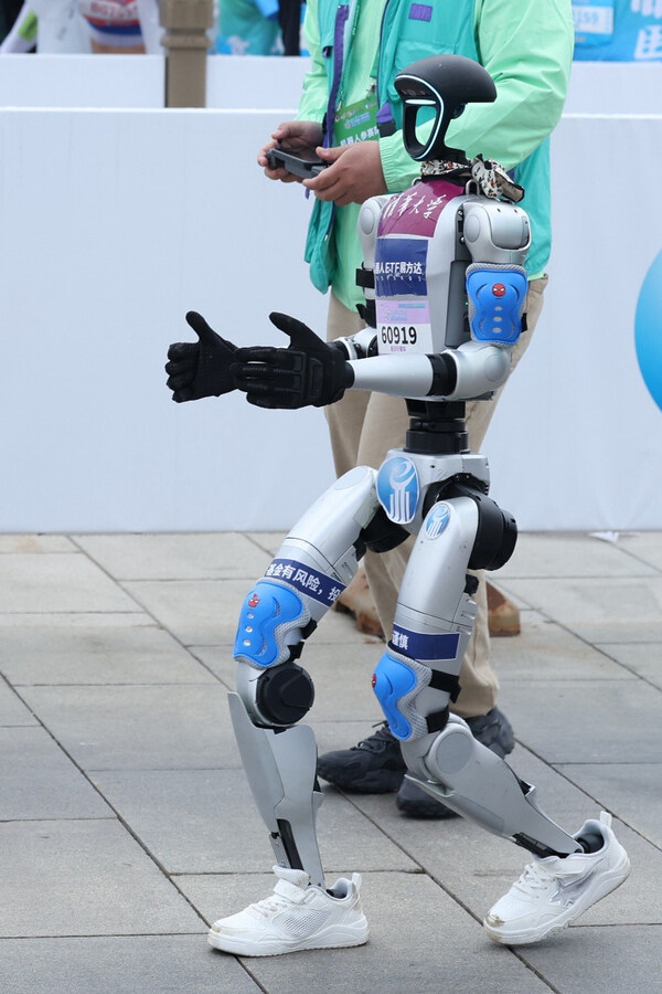 “逐日行者隊”腳穿特步鞋在賽道上奔跑