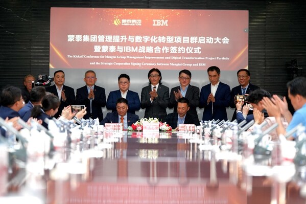 前排：IBM 咨詢大中華區(qū)業(yè)務(wù)轉(zhuǎn)型合伙人侯學(xué)明與蒙泰集團(tuán)總裁助理、數(shù)字化管理總架構(gòu)師、管理提升委員會(huì)副主任顏強(qiáng)簽署長(zhǎng)期合作框架協(xié)議 后排右起依次是：IBM咨詢大客戶總監(jiān)、蒙泰客戶負(fù)責(zé)人范慧礡，IBM咨詢工業(yè)金融通信事業(yè)群總經(jīng)理何志強(qiáng)，IBM咨詢交付副總裁李民，IBM咨詢銷售副總裁楊繼剛，蒙泰集團(tuán)副董事長(zhǎng)、執(zhí)行總裁、管理提升與數(shù)字化轉(zhuǎn)型委員會(huì)主任奧博，蒙泰集團(tuán)副總裁康維成，蒙泰集團(tuán)副總裁高占榮，蒙泰集團(tuán)副總裁王玉森