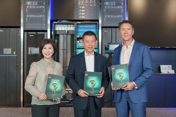 (左至右)臺達首席品牌官郭珊珊、臺達董事長暨首席執(zhí)行官鄭平與Economist Impact亞太區(qū)科技與創(chuàng)新總編輯Charles Ross合影。