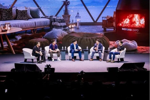 賀建東與盧剛博士借助兩位具身機器人展開現(xiàn)場對話