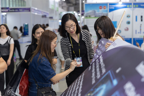 圖3：核心團(tuán)隊(duì)與合作伙伴深度交流，共繪Chiplet技術(shù)藍(lán)圖