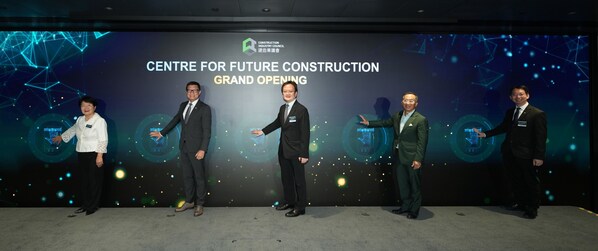 發(fā)展局項(xiàng)目策略及管控處處長(zhǎng)羅國(guó)權(quán)工程師（中）、建造業(yè)議會(huì)主席何安誠(chéng)教授工程師（右二）、建造業(yè)議會(huì)執(zhí)行總監(jiān)鄭定寕工程師（左二）、未來建造中心項(xiàng)目督導(dǎo)委員會(huì)主席鄭展鵬教授（右一），以及香港建造學(xué)院管理委員會(huì)主席盧李愛蓮女士（左一）共同主持建造業(yè)議會(huì)“未來建造中心”開幕典禮