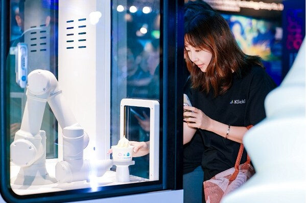 未來科技產(chǎn)品盡情體驗，AI、機器人成展區(qū)C位
