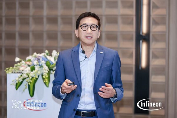 英飛凌科技全球高級(jí)副總裁及大中華區(qū)總裁、英飛凌科技消費(fèi)、計(jì)算與通訊業(yè)務(wù)大中華區(qū)負(fù)責(zé)人潘大偉發(fā)表主題演講