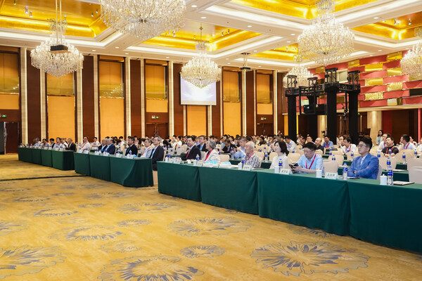 400多位專家與師生圍繞電力電子技術(shù)基礎(chǔ)研究、新型電力系統(tǒng)的發(fā)展與挑戰(zhàn)等主題展開探討。