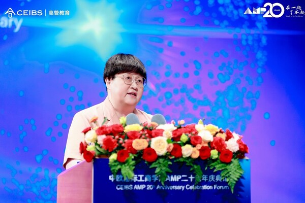 中歐國(guó)際工商學(xué)院院長(zhǎng)、管理學(xué)教授、橫店集團(tuán)管理學(xué)教席教授汪泓做開幕致辭