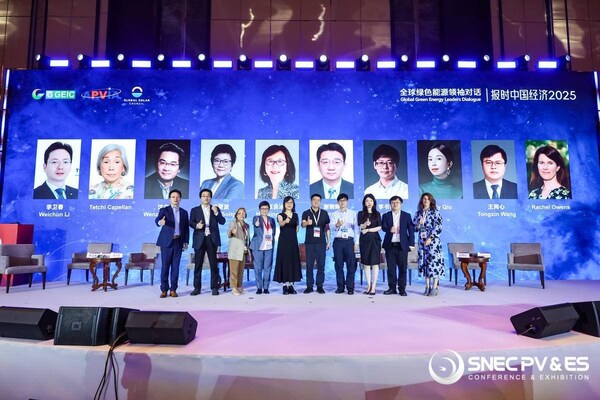 T&Uuml;V萊茵全球電力電子產(chǎn)品服務(wù)副總裁兼大中華區(qū)太陽能與商業(yè)產(chǎn)品服務(wù)副總裁李衛(wèi)春參與“共筑全生命周期低碳產(chǎn)業(yè)”領(lǐng)袖對話