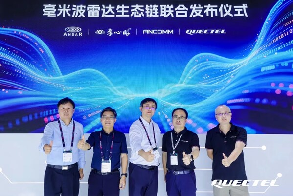 移遠通信汽車前裝事業(yè)部總經(jīng)理王敏（右二）、杭州岸達科技副總裁王書楠（左三）、上海點藝CEO張望堅（左二）、恩通達總經(jīng)理黃磊（左一）、移遠通信產(chǎn)品經(jīng)理張磊（右一）