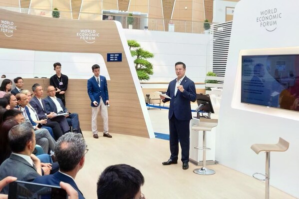 李堯在2025年夏季達(dá)沃斯論壇分享醫(yī)藥領(lǐng)域創(chuàng)新見(jiàn)解