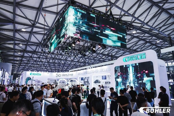 布勒集團(tuán)以“永續(xù)領(lǐng)航，鑄力全球”為主題亮相2025上海國際壓鑄展（FICMES），圖為人頭攢動的布勒展臺。