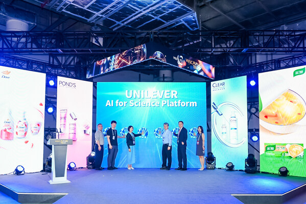 聯(lián)合利華中國于2025 WAIC現(xiàn)場(chǎng)發(fā)布“AI for Science”創(chuàng)新平臺(tái)（從左至右：DP Technology首席執(zhí)行官孫偉杰、DP Technology 聯(lián)合創(chuàng)始人兼首席技術(shù)官張林峰、中國香料香精化妝品工業(yè)協(xié)會(huì)理事長顏江瑛、中國科學(xué)院 院士丁洪 、聯(lián)合利華中國研發(fā)中心副總裁沈俊、聯(lián)合利華中國研發(fā)策略與運(yùn)營負(fù)責(zé)人梁燕）